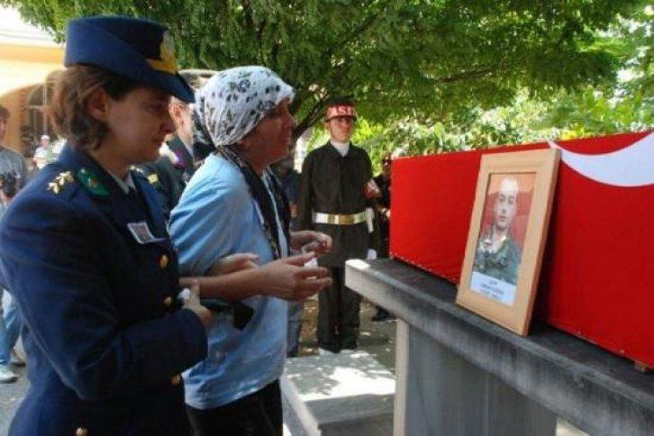 Şehit onbaşı Hakan Yutkun'un cenazesi - Resim 6
