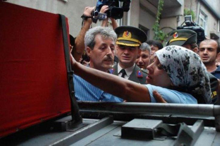 Şehit onbaşı Hakan Yutkun'un cenazesi - Resim 18