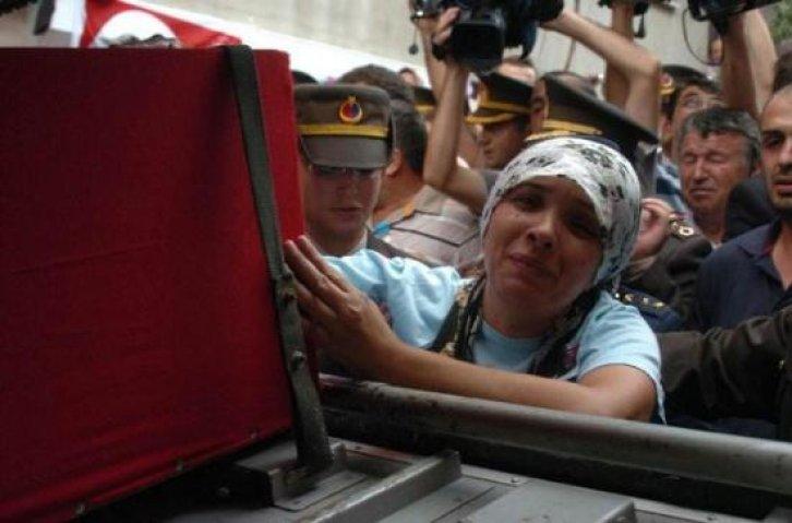 Şehit onbaşı Hakan Yutkun'un cenazesi - Resim 17