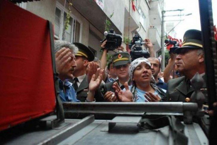 Şehit onbaşı Hakan Yutkun'un cenazesi - Resim 19