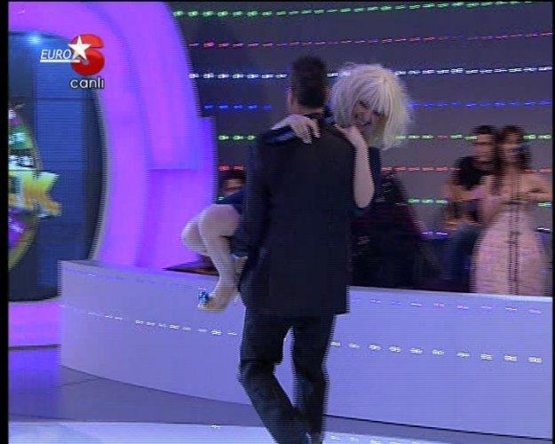 Mehmet Ali Erbil Çarkıfelek'te şarkıcı Mercan'ı kucağında taşıdı