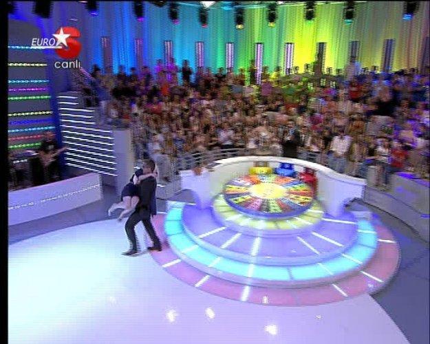 Mehmet Ali Erbil Çarkıfelek'te şarkıcı Mercan'ı kucağında taşıdı