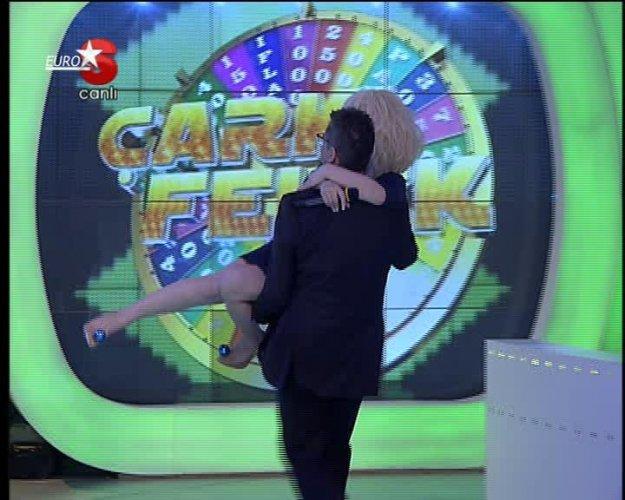 Mehmet Ali Erbil Çarkıfelek'te şarkıcı Mercan'ı kucağında taşıdı