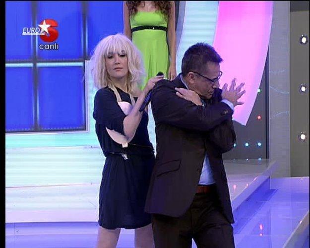 Mehmet Ali Erbil Çarkıfelek'te şarkıcı Mercan'ı kucağında taşıdı