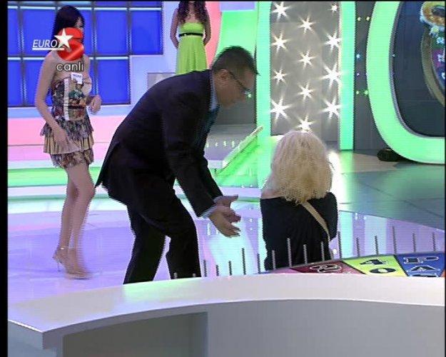 Mehmet Ali Erbil Çarkıfelek'te şarkıcı Mercan'ı kucağında taşıdı