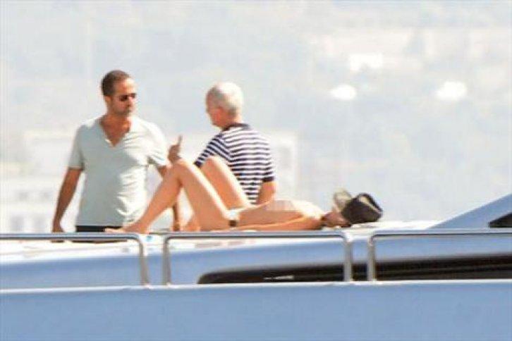 Başkan'ın üstsüz misafiri