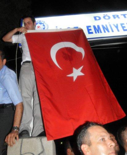 Dörtyolda bayraksız işyerlerine saldırdılar - Resim 6