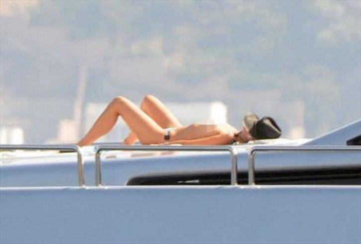 Başkan'ın üstsüz misafiri