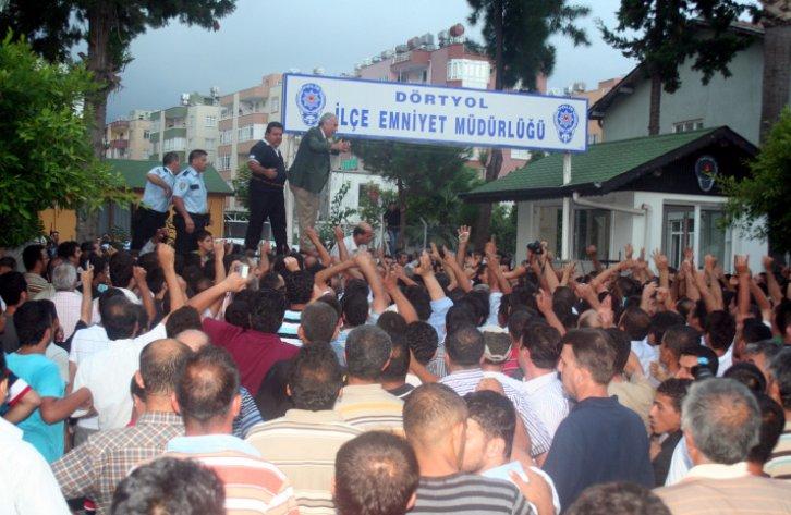 Dörtyolda bayraksız işyerlerine saldırdılar - Resim 7