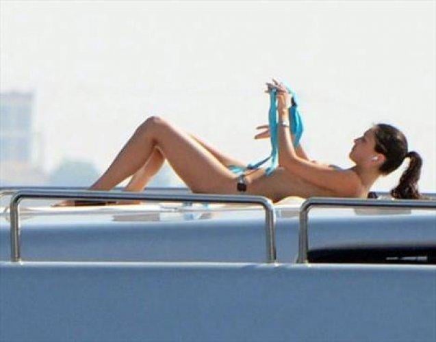 Başkan'ın üstsüz misafiri