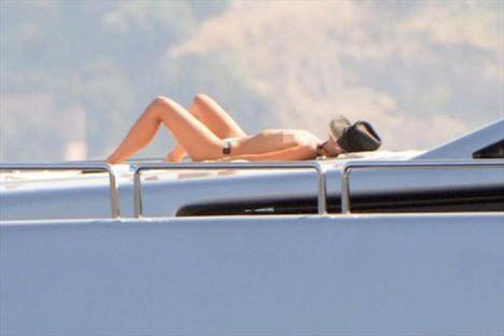 Başkan'ın üstsüz misafiri