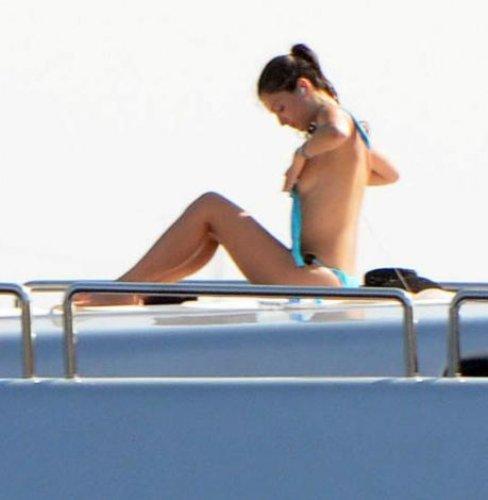 Başkan'ın üstsüz misafiri