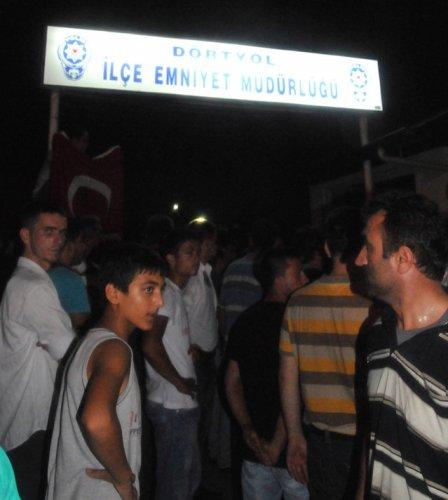 Dörtyolda bayraksız işyerlerine saldırdılar - Resim 14