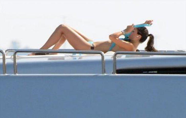 Başkan'ın üstsüz misafiri