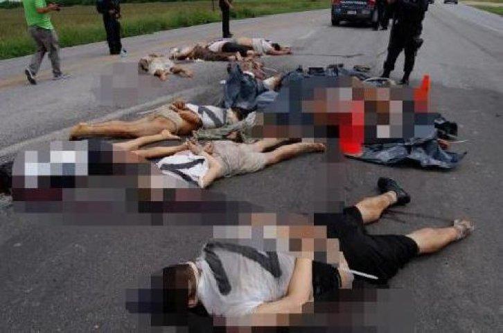 15 kişiyi öldürüp otoyola attılar  - Resim 1