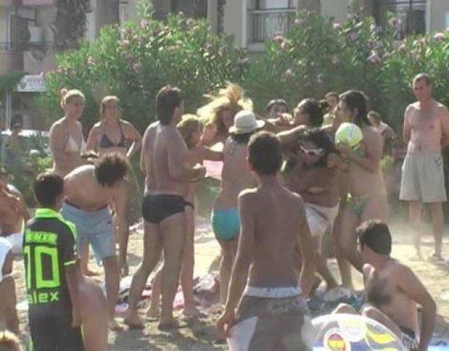 Marmaris'te halk plajında kadınlar kavga etti - Resim 1