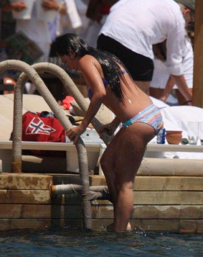 Kilolu Merve Sevi bikinili