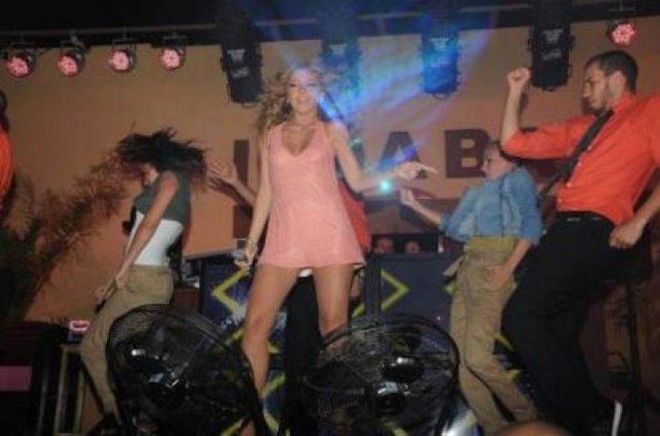 Hadise yürek hoplattı - Resim 1
