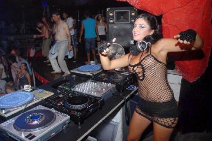 DJ Nikita yürek hoplattı