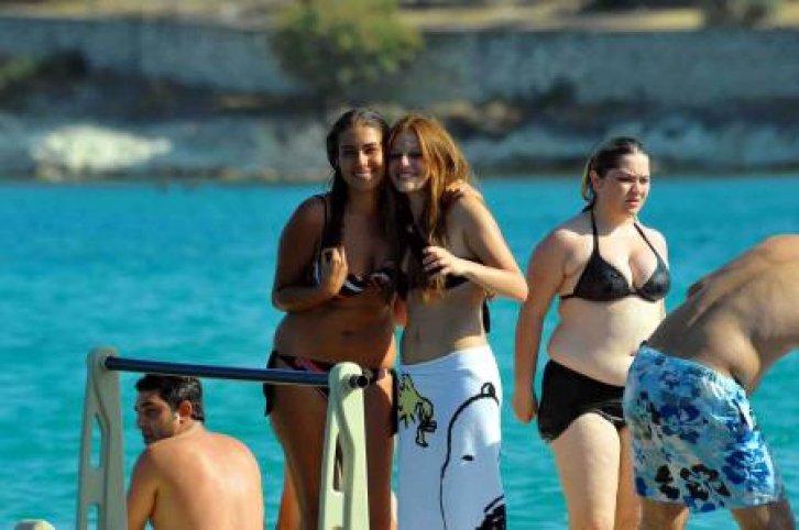 Naz Elmas fazla kilolarını havlu ile örttü