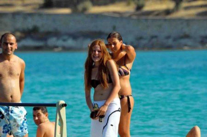 Naz Elmas fazla kilolarını havlu ile örttü