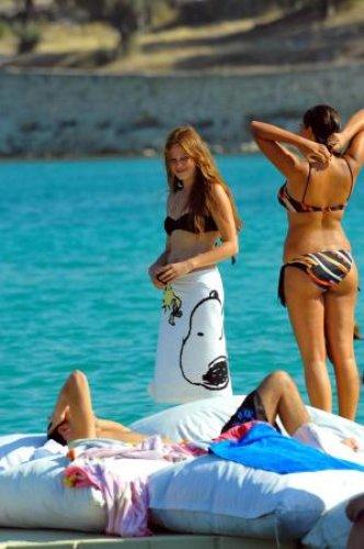 Naz Elmas fazla kilolarını havlu ile örttü