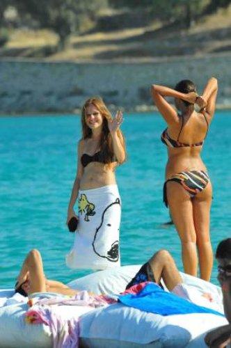 Naz Elmas fazla kilolarını havlu ile örttü