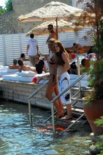 Naz Elmas fazla kilolarını havlu ile örttü