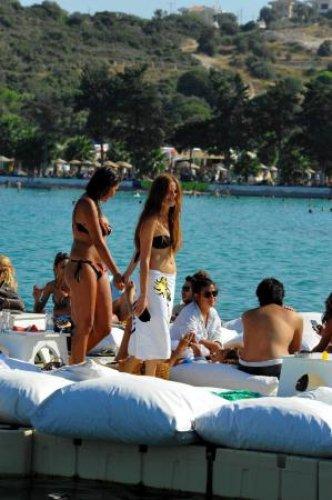 Naz Elmas fazla kilolarını havlu ile örttü