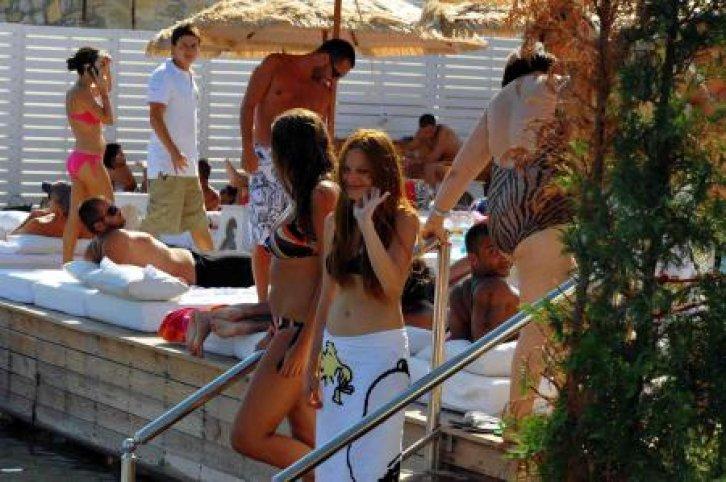 Naz Elmas fazla kilolarını havlu ile örttü