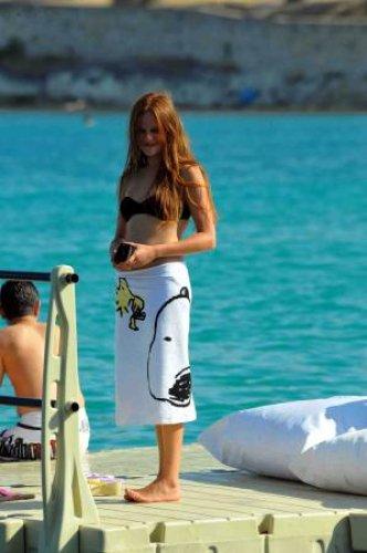 Naz Elmas fazla kilolarını havlu ile örttü