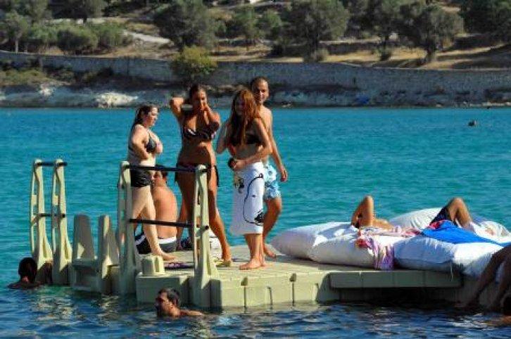 Naz Elmas fazla kilolarını havlu ile örttü