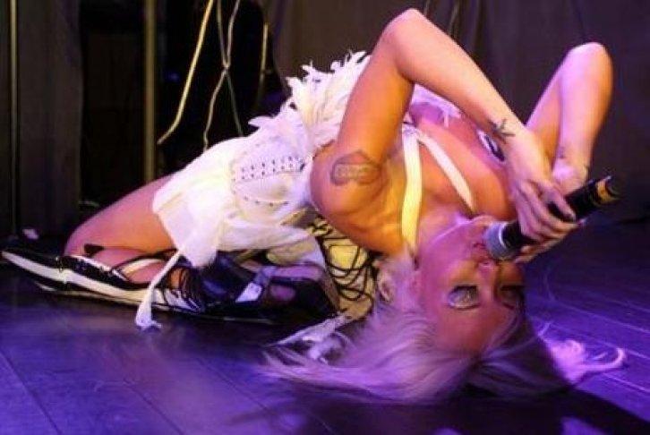 Şarkıcı Tila Tequila sahnede saldırı  - Resim 6