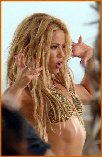 Shakira'nın set kazası - Resim 4