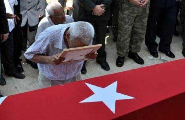 Şehit cenazesinde çelenk gerginliği - Resim 3