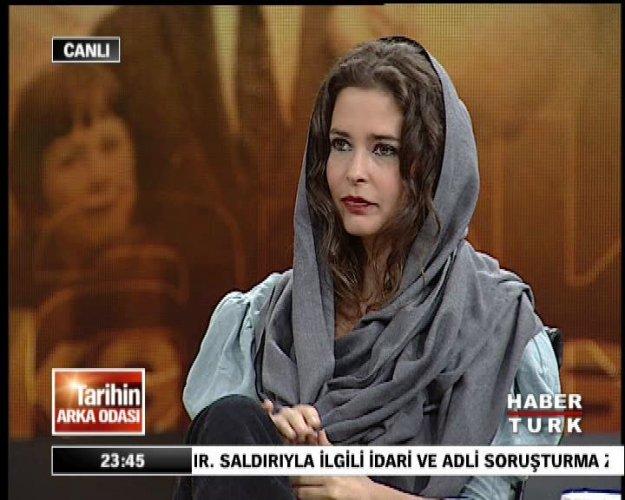 Pelin Batu başını kapattı - Resim 1
