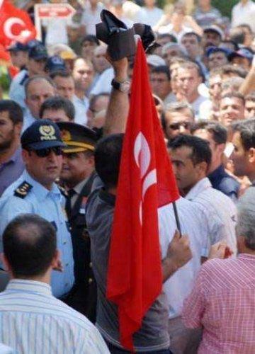 Şehit cenazesinde çelenk gerginliği - Resim 27