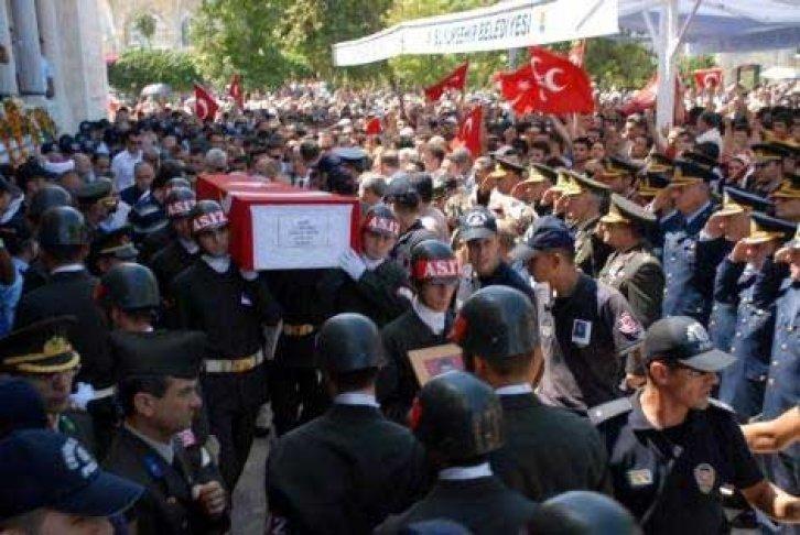 Şehit cenazesinde çelenk gerginliği - Resim 22