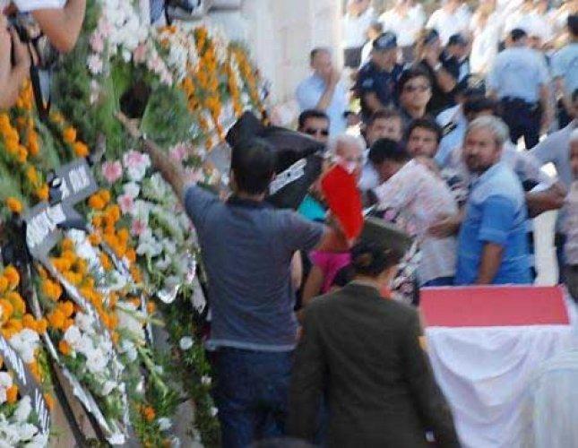 Şehit cenazesinde çelenk gerginliği - Resim 32
