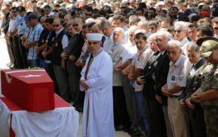 Şehit cenazesinde çelenk gerginliği - Resim 24