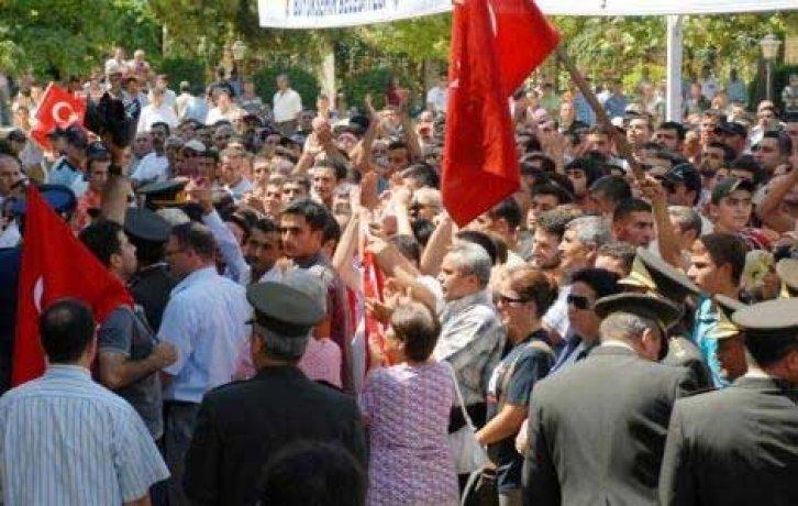 Şehit cenazesinde çelenk gerginliği - Resim 28