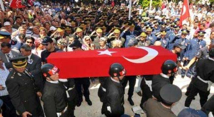 Şehit cenazesinde çelenk gerginliği - Resim 12