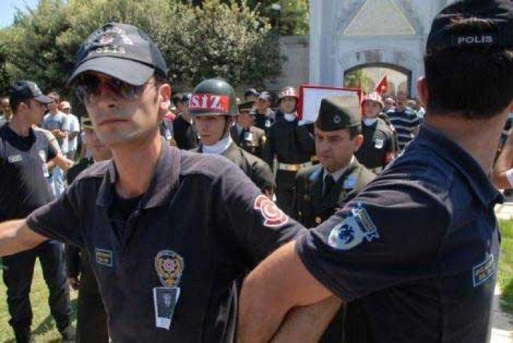 Şehit cenazesinde çelenk gerginliği - Resim 15