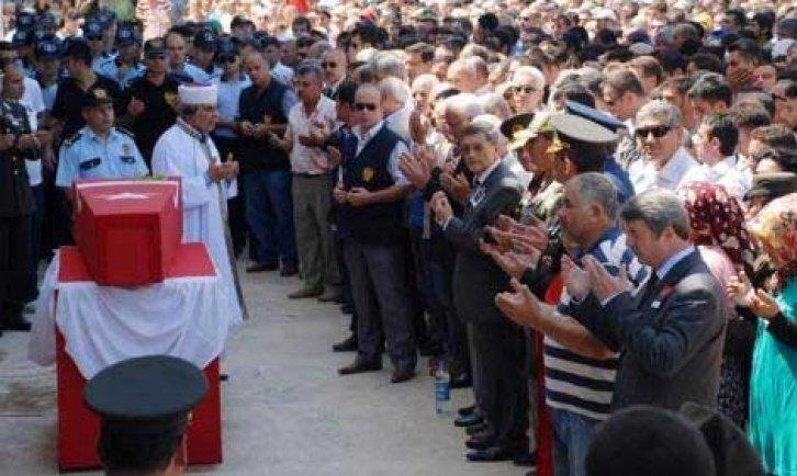 Şehit cenazesinde çelenk gerginliği - Resim 23