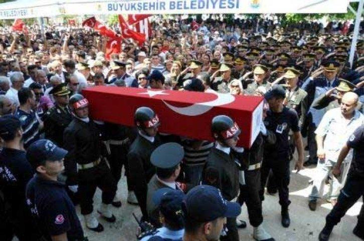 Şehit cenazesinde çelenk gerginliği - Resim 4