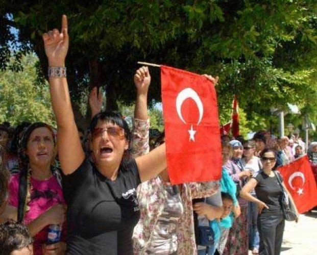 Şehit cenazesinde çelenk gerginliği - Resim 34