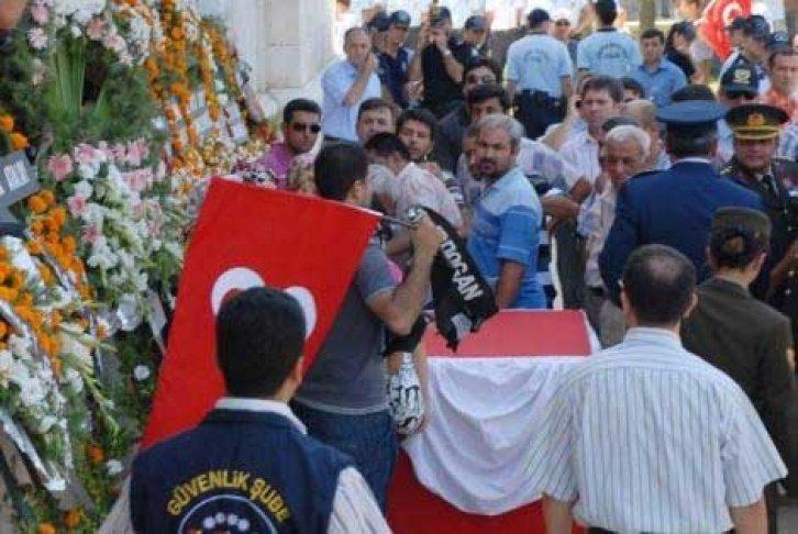 Şehit cenazesinde çelenk gerginliği - Resim 30