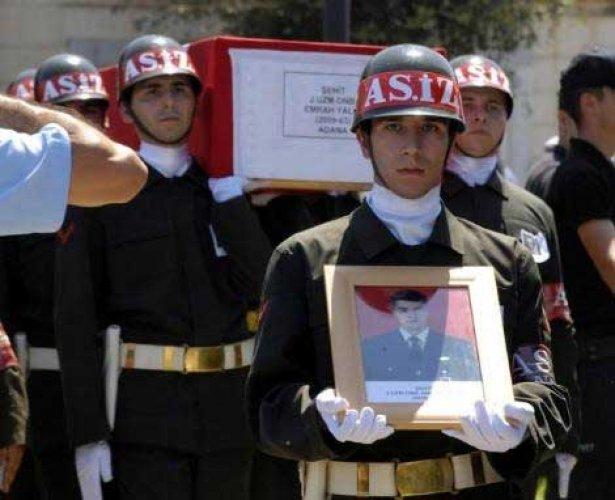 Şehit cenazesinde çelenk gerginliği - Resim 9