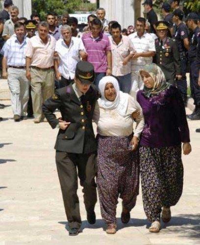 Şehit cenazesinde çelenk gerginliği - Resim 10