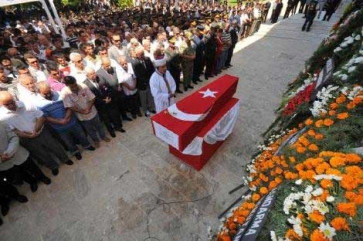 Şehit cenazesinde çelenk gerginliği - Resim 11